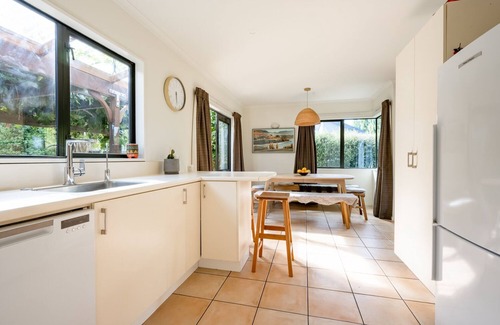 Albert Town House | 5 minutes to the Clutha river walking and biking tracks! Large 4 bedroom house