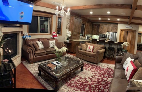 Mammoth Lakes House | 5 Star + LUXURY + 2500 Sqft + 3 Bedroom + Walk to CANYON Chairlifts + Sleep 8