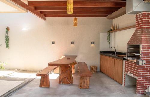 Taperapua Beach House | 500m da PRAIA; 2 quartos; no 2º pavimento; WiFi 300mbs; Churrasqueira; Chuveirão; Estacionamento Gratuito para 1 carro.