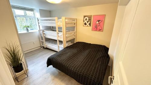 Vesterbro Apartment | 59m2 Aarhus Lejlighed i Gadeplan med Parkering lige udenfor