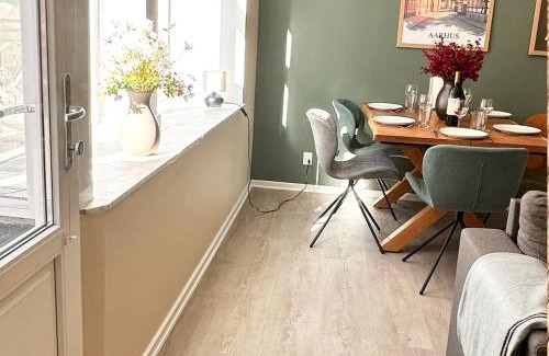 Vesterbro Apartment | 59m2 Aarhus Lejlighed i Gadeplan med Parkering lige udenfor