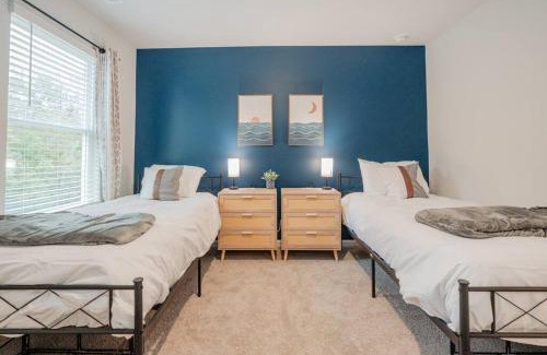 Wilmington House | 5BR 3B, Sleeps 13, Pet Friendly, Garage - Blue