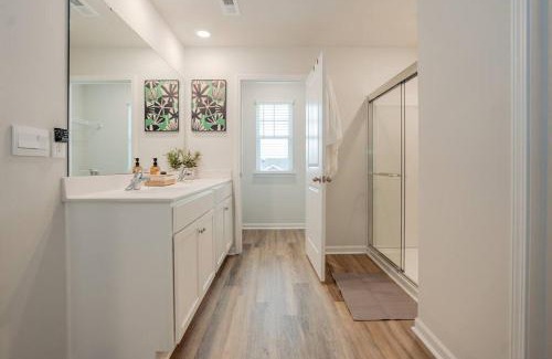 Wilmington House | 5BR 3B, Sleeps 13, Pet Friendly, Garage - Blue