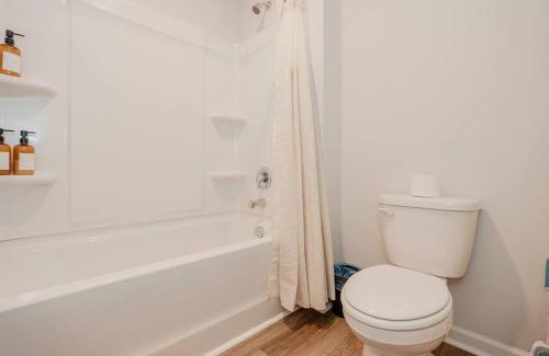 Wilmington House | 5BR 3B, Sleeps 13, Pet Friendly, Garage - Blue