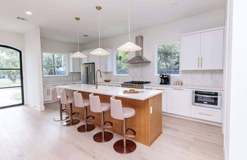 Clarksville House | 5BR Luxe Skyline Estate w/Pool & City Views