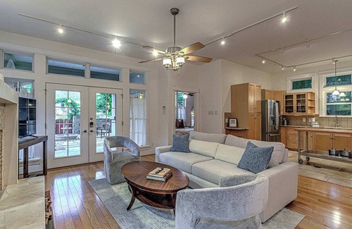 Bouldin House | 5BR Retreat in Bouldin Creek | Walk to SoCo