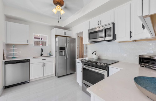 Old Northwood Villa | 5BR w/Heated Pool + Spa! 5 min to Palm Beach and Downtown!