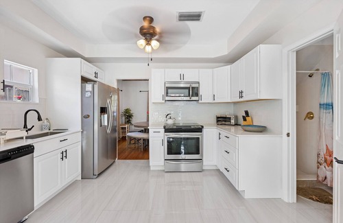 Old Northwood Villa | 5BR w/Heated Pool + Spa! 5 min to Palm Beach and Downtown!