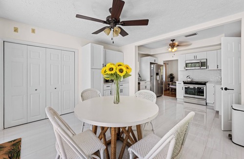 Old Northwood Villa | 5BR w/Heated Pool + Spa! 5 min to Palm Beach and Downtown!