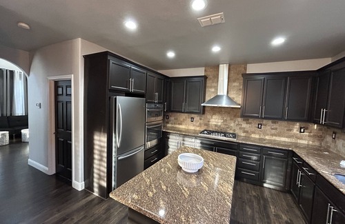 North Natomas House | 5BR within 10 min of Waterfront, Airport, Downtown Arena, Eatery, Trails & More!