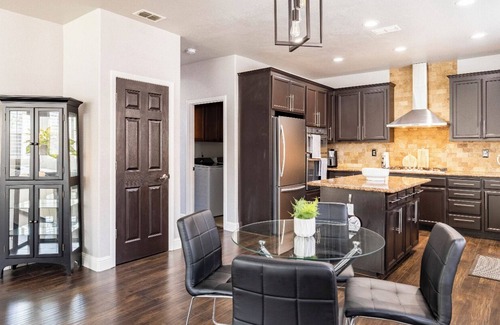 North Natomas House | 5BR within 10 min of Waterfront, Airport, Downtown Arena, Eatery, Trails & More!