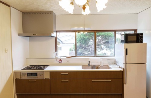 Usami Apartment | 5Min to the sea & station! Comfortable hideaway with a dedicated BBQ area.