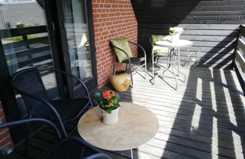 Billund Apartment | 5min walk to LEGO House - two bedrooms on Loft floor with Balcony * with garden