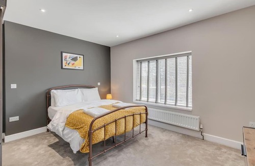 Thorpe St Andrew House | 6 bed 6 bath house perfect for contractors