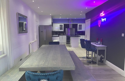 Fenham House | 6 Bed-sleeps 12-hot Tub-free Parking-pet Friendly