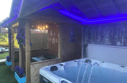 Fenham House | 6 Bed-sleeps 12-hot Tub-free Parking-pet Friendly