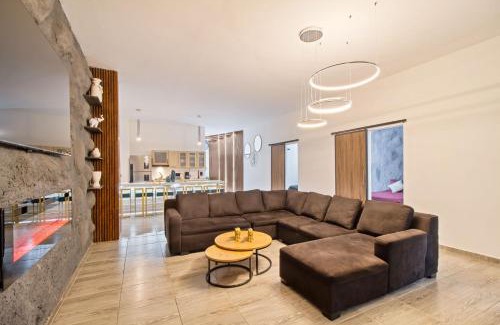 Zona Rosa Apartment | 6 bedroom with Jacuzzi 1 block from LLeras P10