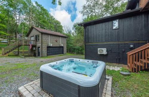 Wolf Laurel House | 6 Br Cabin Hot Tub Fire Pit Min to Hatley Pointe