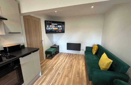 Trafford Apartment | 6 Guests/free Parking/old Trafford/20min City