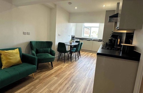 Trafford Apartment | 6 Guests/free Parking/old Trafford/20min City