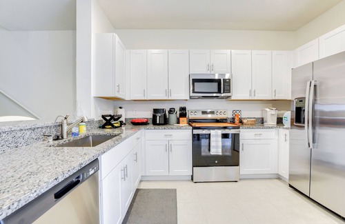 Ruskin House | 6 Mi to Apollo Beach: Townhome w/Pool Access!