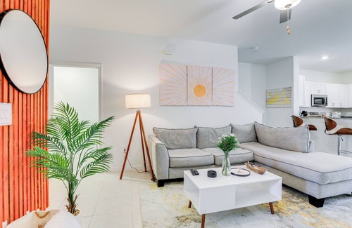 Ruskin House | 6 Mi to Apollo Beach: Townhome w/Pool Access!