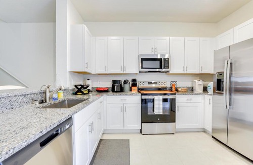 Ruskin House | 6 Mi to Apollo Beach Townhome with Pool Access!