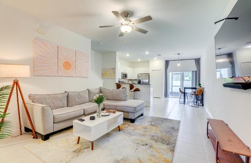 Ruskin House | 6 Mi to Apollo Beach Townhome with Pool Access!