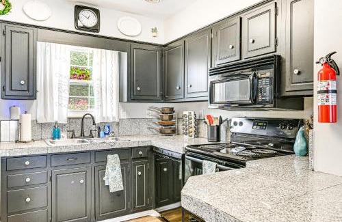 Clarksville House | 6 Mi to Dtwn Dog-Friendly Clarksville Home!
