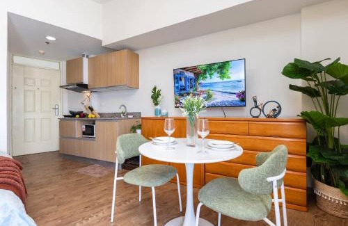 Mactan Export Processing Zone Apartment | 617A Condotel Near Airport &Mall with Pool,Gym,Netflix