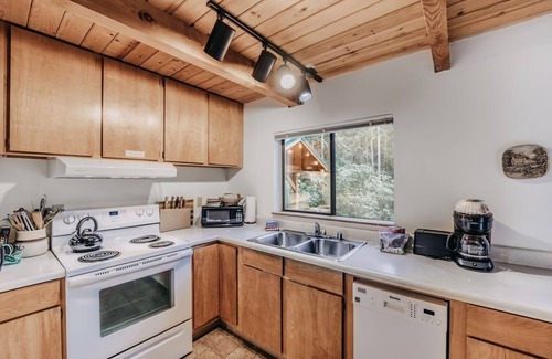 Maple Falls Cabin | 67mf- Hot Tub - Pets Ok - Bbq - Sleeps 5 3 Bedroom Home by RedAwning