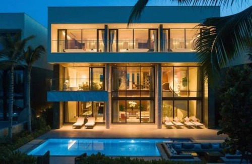 Dien Ban Villa | 6BDR @ Beach + Pool, Jacuzzi & free Breakfast