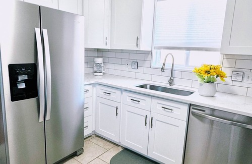 Dupont House | 6bdrms, 6fullbath, 2LivingRms, 2kitchens, & 2laundry; Newly landscape backyard!