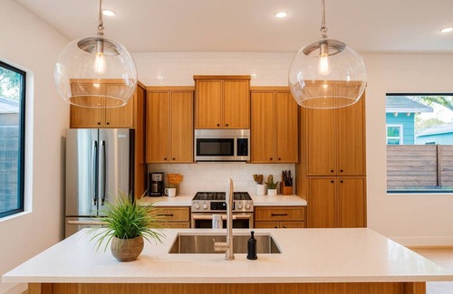 East Cesar Chavez House | 6BR 5BA Luxury Downtown Oasis | 2 Pools + Hot Tub