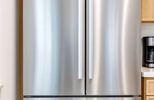 East Cesar Chavez House | 6BR 5BA Luxury Downtown Oasis | 2 Pools + Hot Tub