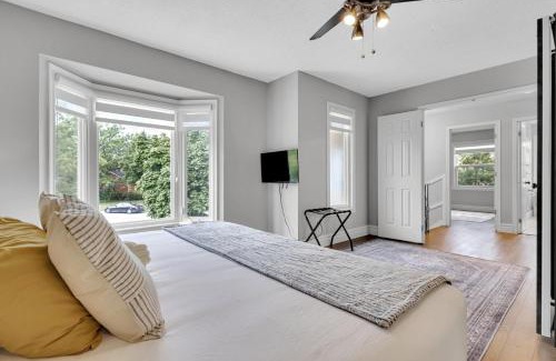 Lisgar House | 6BR house near Shops, Transit, Hwy and GO