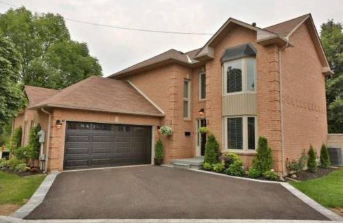 Lisgar House | 6BR house near Shops, Transit, Hwy and GO