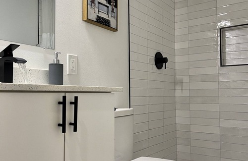 North University House | 6Br | Ideal Location to Downtown & UT