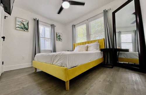 North University House | 6Br | Ideal Location to Downtown & UT