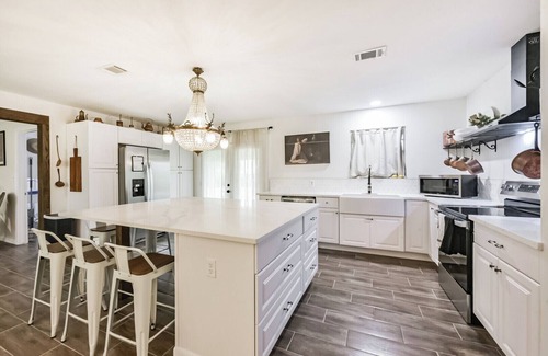 Alvin House | ~ 7 Acres Ranch~ Fully remodeled in 2025