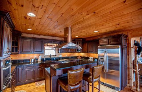 Grassy Creek House | 7 Bd Log Cabin Retreat- Game Rm, Hot Tub, Room for the Whole Family!
