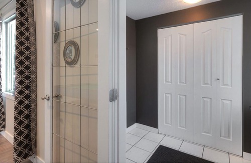 Rutland House | 7 Bdr House, Central location, AC, HOT TUB & VALUE!