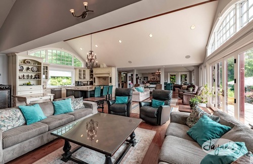 Oro-Medonte Cottage | 7 bed 8 bath cottage on Lake Simcoe, 730' Frontage, South Exposure!