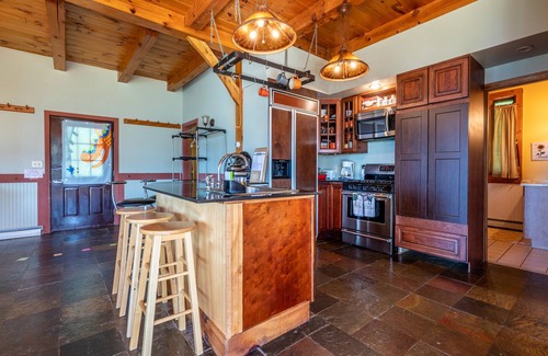 East Dorset House | 7 bed/3 bath and 2 kitchens Mountain Top House near ski/horse show