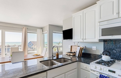 Cayucos House | 7 Bungalows | Steps to Pier + Beach | Ocean Views, Outdoor Bar, Firepit, Lounge