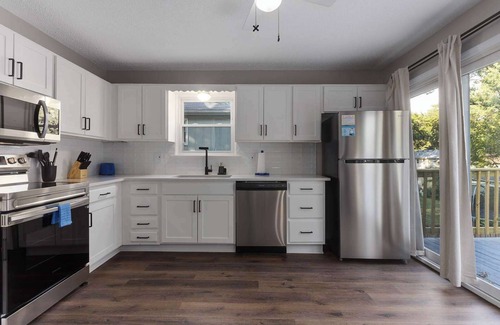 Olathe House | 7 KingsBeds, Spacious, Dogs welcome