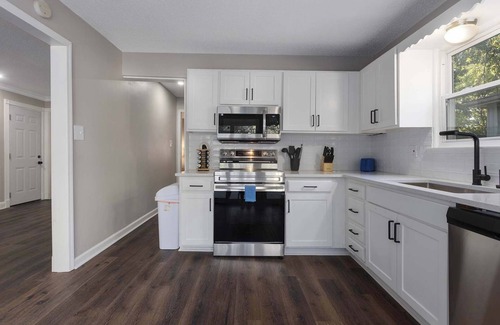 Olathe House | 7 KingsBeds, Spacious, Dogs welcome