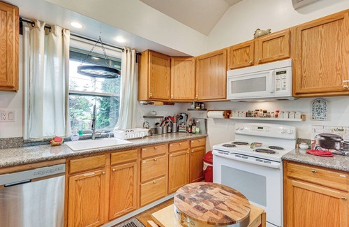 Cedar Mill House | 7 Mi to Dtwn Portland: Quiet Yet Central Home