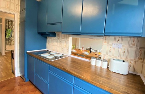 Redhill House | 7 Mins to Gatwick Airport, Easy Commute to London! Comfortable King Size Bed!