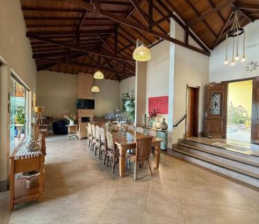 Ibiraci House | 7 QUARTOS, sendo 6 SUÍTES, PISCINA AQUECIDA borda infinita na REPRESA de DELFINÓPOLIS